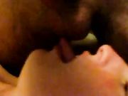 Elle lèche les factures et prend une grande éjaculation du sperme sur le visage